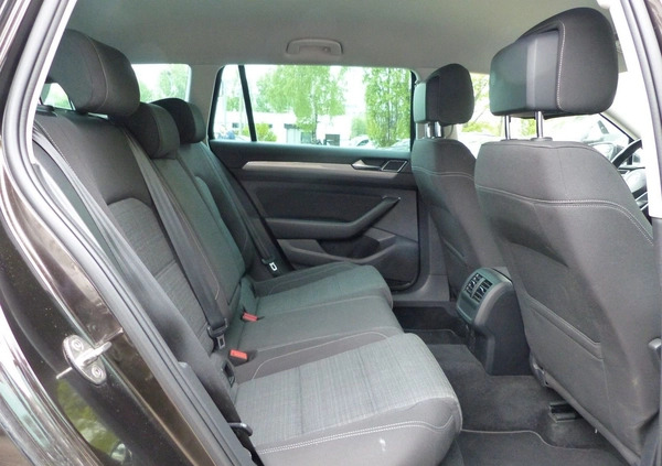 Volkswagen Passat cena 102900 przebieg: 59000, rok produkcji 2019 z Pasłęk małe 379